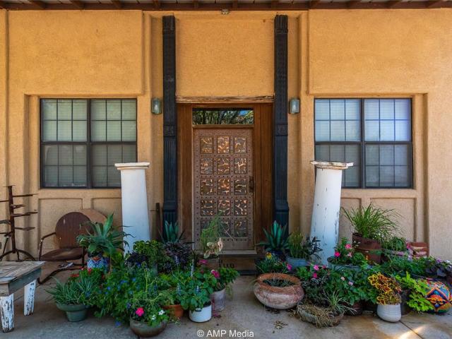 1128 W Court Plaza