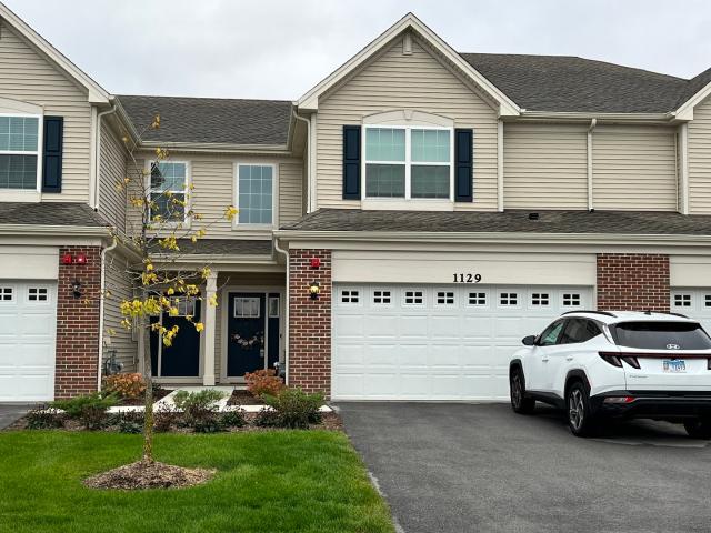 1129 Hawk Holw Dr, 3 beds, 3 full baths
