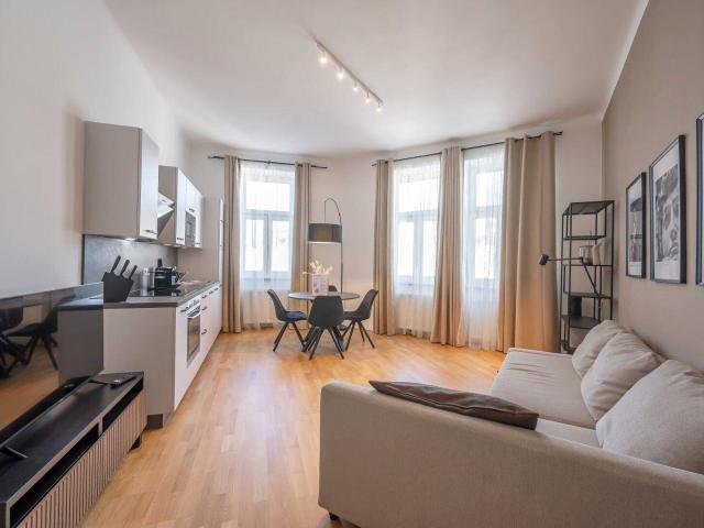 1120+ Stilvoll wohnen: Möblierte 2 Zimmer Altbauwohnung in bester Lage
