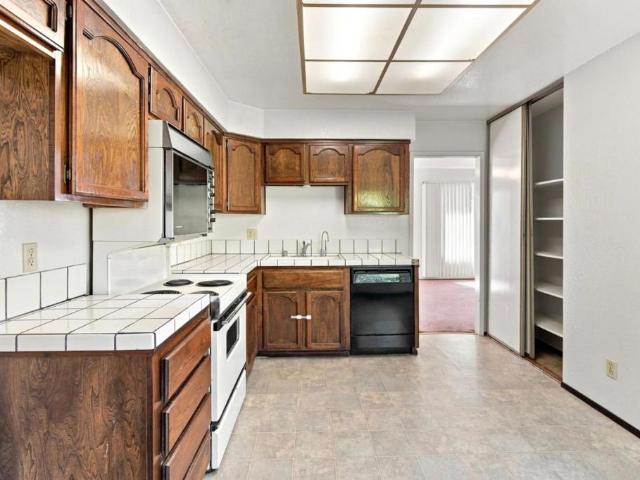 1122 Hartford Place