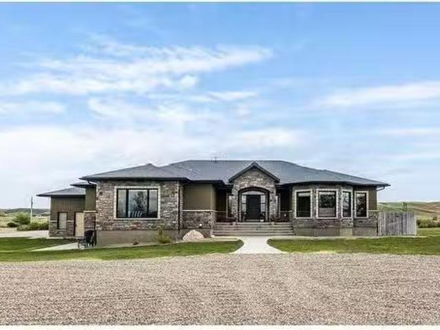 11232 Black & White Trail, Rural Cypress County, AB, T0K 1Z0.