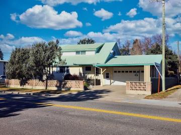 Claresholm, Alberta - Office room, Parking