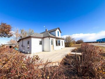 Keoma, Rocky View County, Alberta - Fireplace