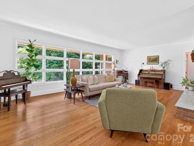 112 Crestwood Circle