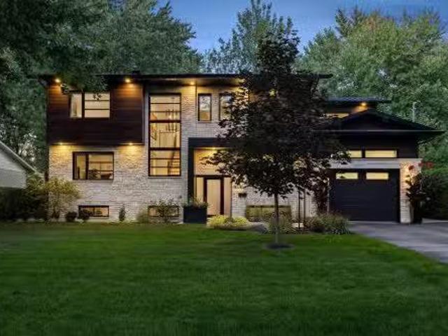 1130 Rue Goyer, Saint Bruno De Montarville, QC, J3V 3Z1 Luxu.