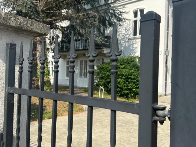 ! 1130 Wien, Speising ! Exklusive 150m2 Altbauwohnung in prachtvoller Villa mit großem Eigengarten und Pool zu vermieten!