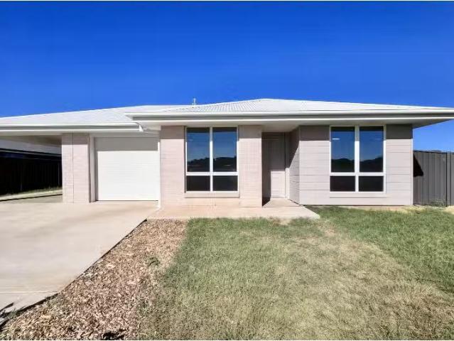 1/13 Bond Street, TAMWORTH Townhouse for rent Listed by Raine.