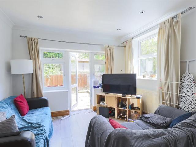 113 Tooting Bec Road, London, SW17 8BW, United Kingdom | 3 bed apartment for rent #128465779 | Rentberry