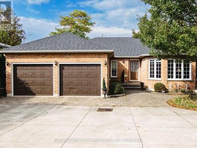 1144 Shevchenko Boulevard, Kincardine, ON, N2Z 1B4 Luxury House for sale | Listing ID X12858 | Royal LePage Carriage Trade Luxury Properties