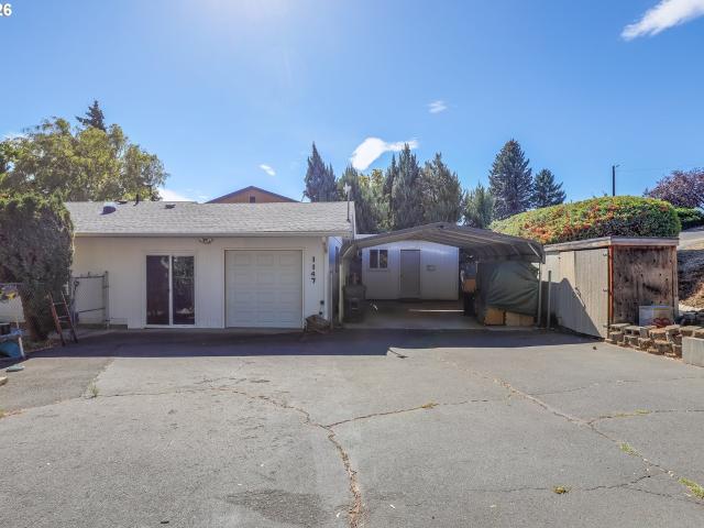 1147 oak st w