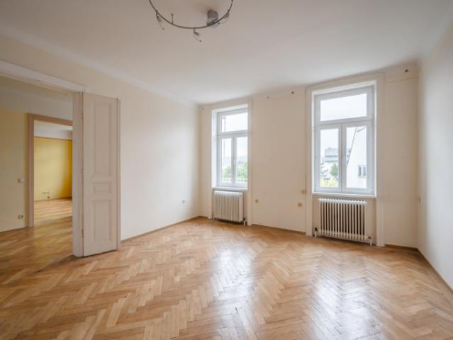 1140+ sanierungsbedürftige 5 Zimmer Wohnung in Stilvilla! Idyllischer Garten!