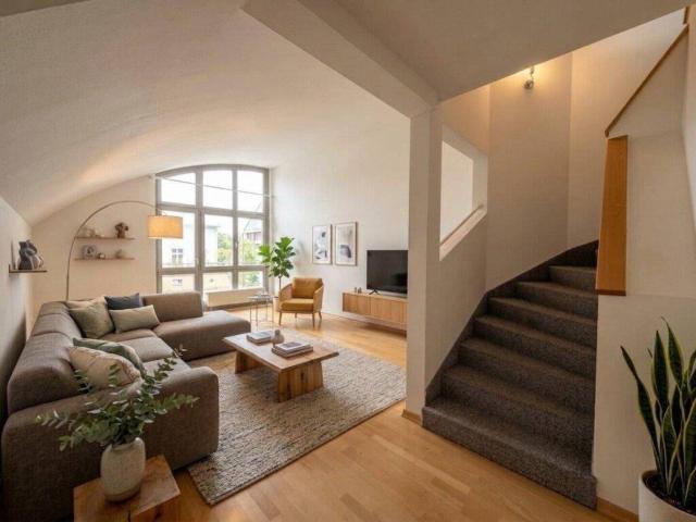 1140! Sonnige 5 Zimmer DG Maisonette mit S/W Terrasse & Balkon in Grünruhelage!