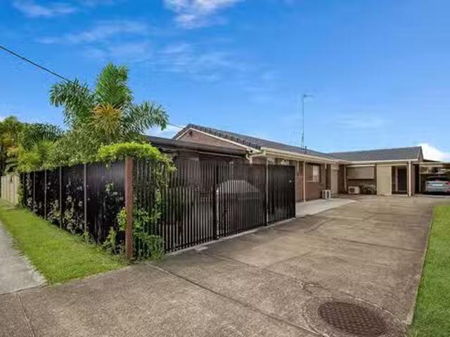 1/140 Whiting Street, Labrador, QLD 4215