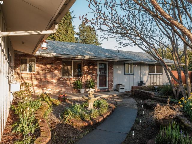 1141 ne springwood dr