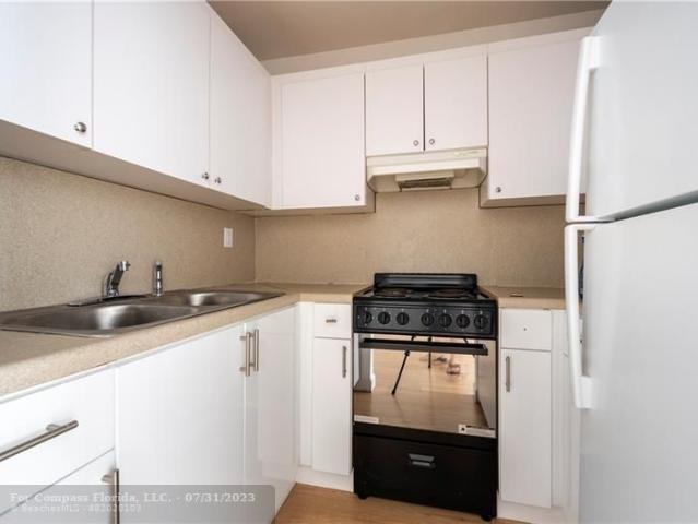1142 Northeast 4th Ave, 1 bed, 1 full bath