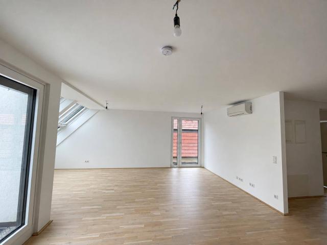 114 m² Dachgeschosswohnung mit 2 Balkonen und Terrasse in 1210 Wien