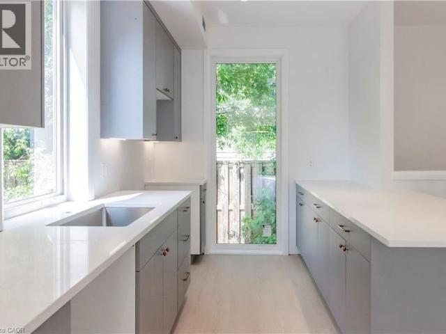 114 MADISON Avenue S Unit# 7, Kitchener, Ontario, N2G3M6