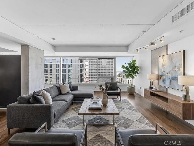 1155 S Grand 1707