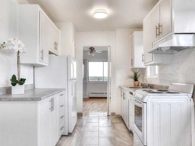 1150 Côte Vertu Grand 4 ½ près de la station de métro – Disponible le 1er novembre Apartment for Rent