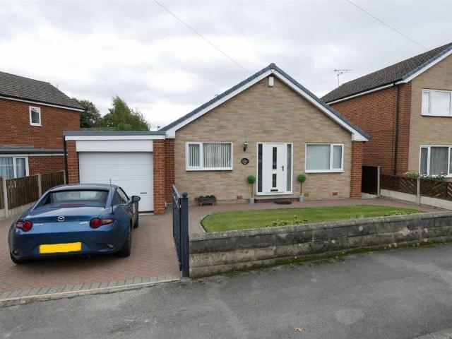 115 Lyndale Drive, Wrenthorpe, WF2 0NG. 3 bed detached bungalow to rent £1,100 pcm £254 pw