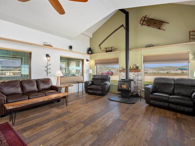 115 W Horseshoe Loop