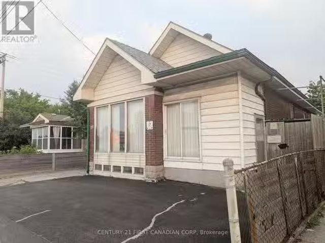 1169 Oxford Street E, London East East G, ON, N5Y 3L7 comm.