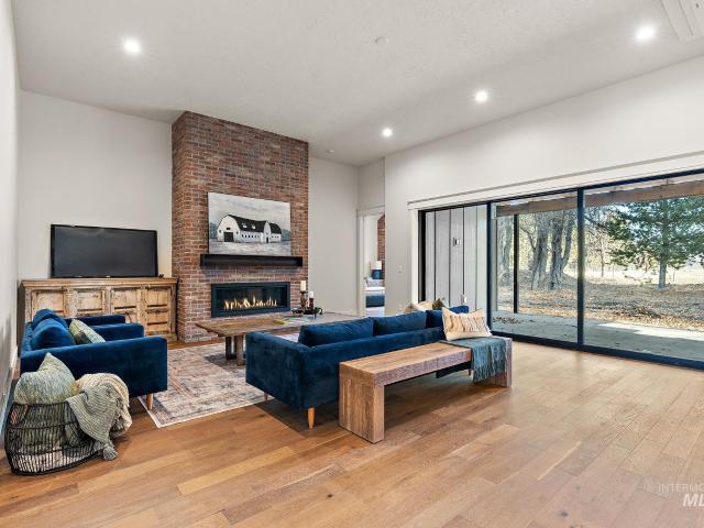 116 S Carbon Rivet Ave