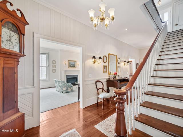 116 W Queen Street