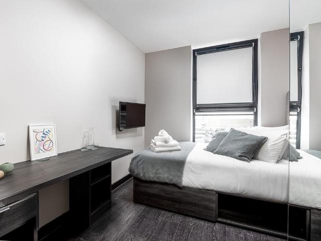 117 Gunnersbury Lane, Acton Town. Studio to rent £1,300 pcm £300 pw