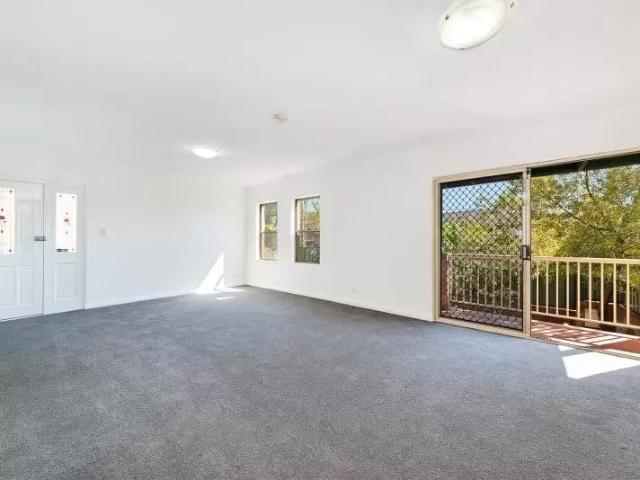 House with 3 bedrooms, 2 bathrooms & parking for 2 cars