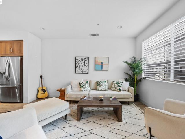 117 Uptown Cir, Oakland, CA 94607 | MLS #41125