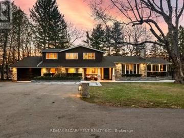 House for sale in Halton - Fireplace, Swimming pool