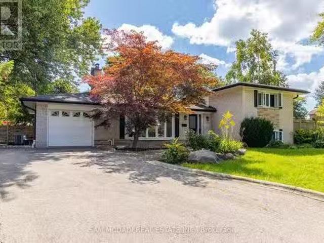 1198 Willowbrook Drive S, Oakville, ON, L6L 2J8 house for sa.