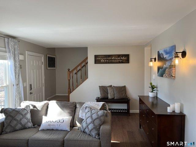 119 Crest Dr, Groton, CT 06355
