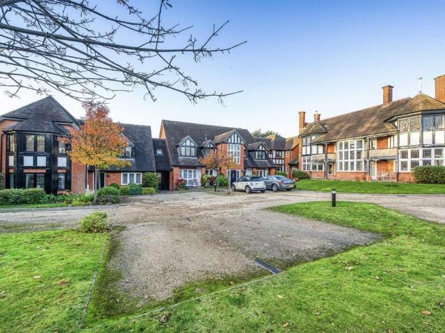 11 Weller Court, Finchfield 2 bed apartment to rent £1,200 pcm £277 pw