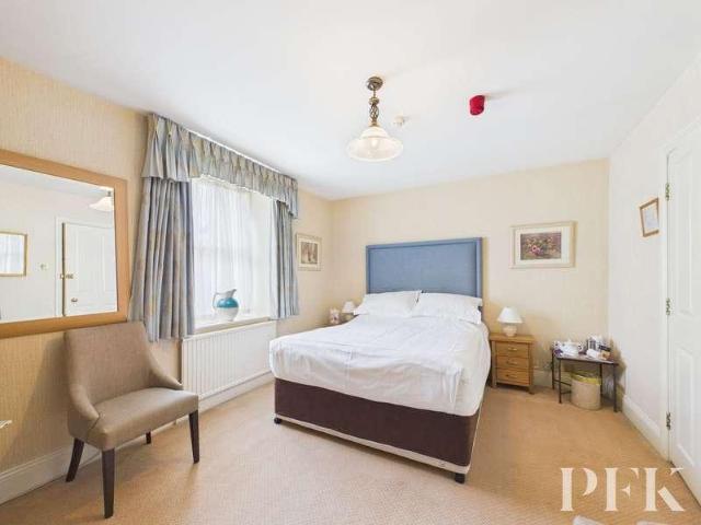 11 bed house for sale