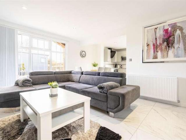 11 bed house for sale