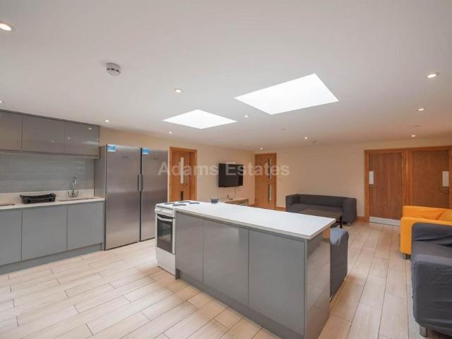 11 bedroom detached house to rent