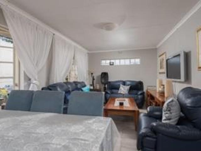 11 Bedroom House For Sale in Mondeor