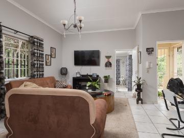 11 Bedroom House For Sale in Mondeor