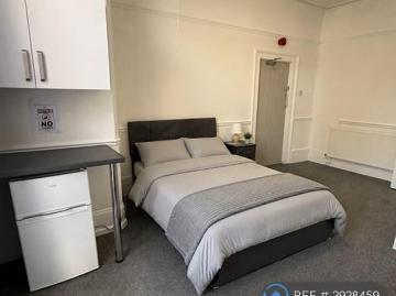 11 bedroom semi detached house to rent