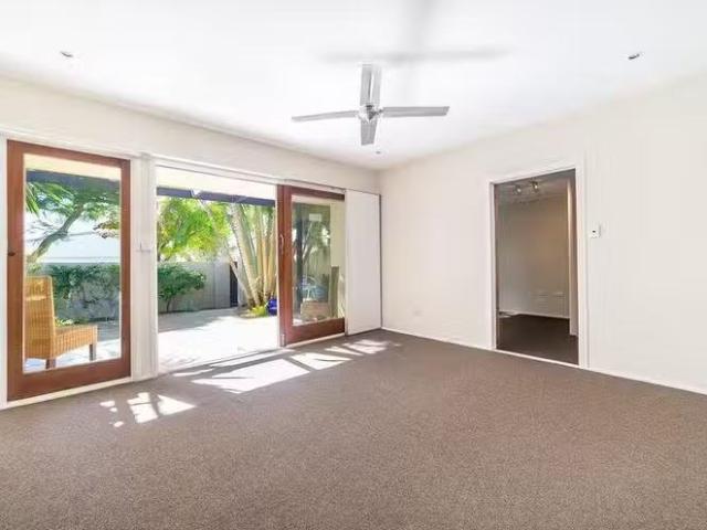 11 Boongala Road, Broadbeach Waters, QLD 4218