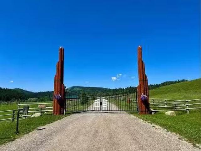 11 Black Bear Lane, Rural Foothills County, AB, T0L 0K0 cond.
