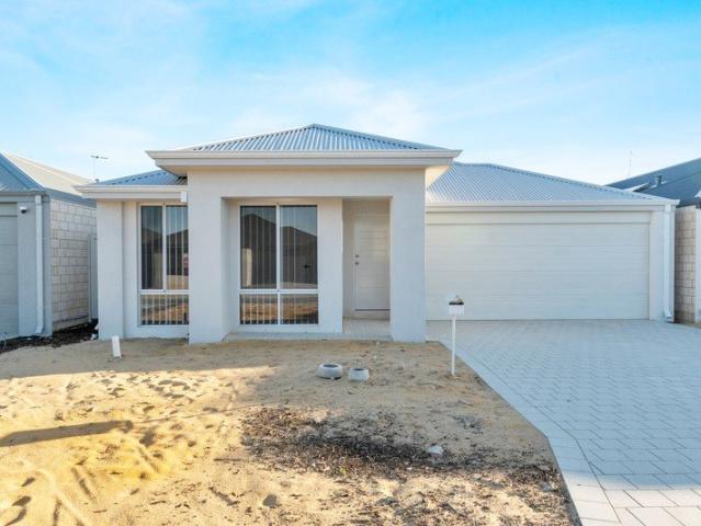 11 Brumlow Way, Lakelands a spacious and inviting family home