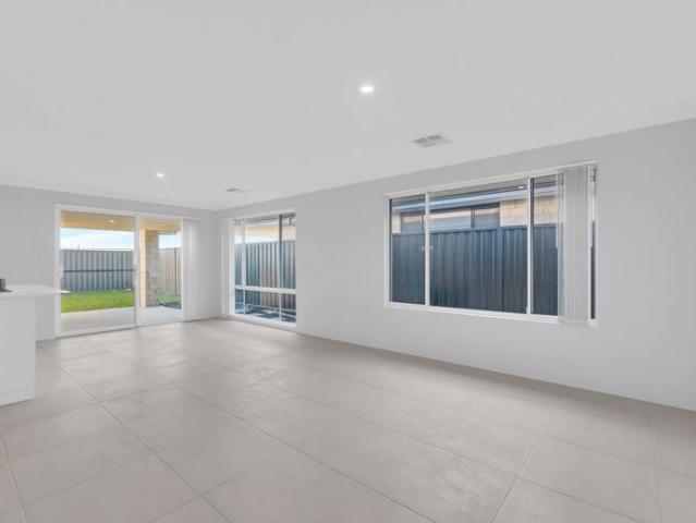 11 Brumlow Way, Lakelands a spacious and inviting family home