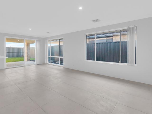 11 Brumlow Way Lakelands, WA 6180