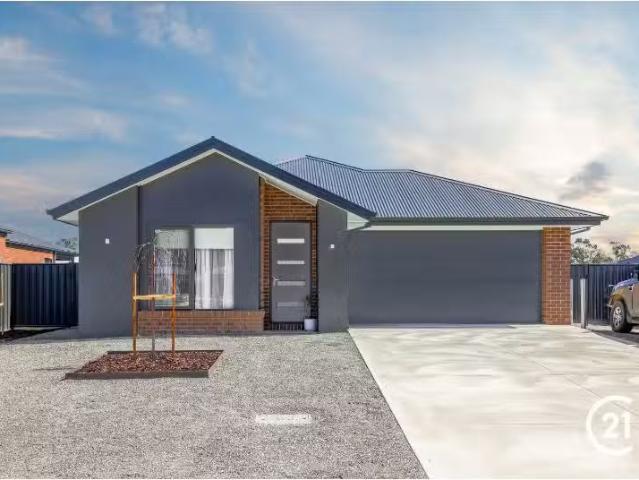 11 Centennial Street, Moama House for rent Listed by Emily Ma.