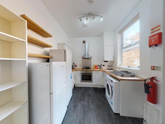 11 Colville Street, Nottingham, NG1 4HQ 5 bed terraced house to rent £3,358 pcm £775 pw