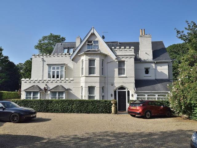11 Dean Park Road, Bournemouth. 1 bed flat to rent £1,275 pcm £294 pw