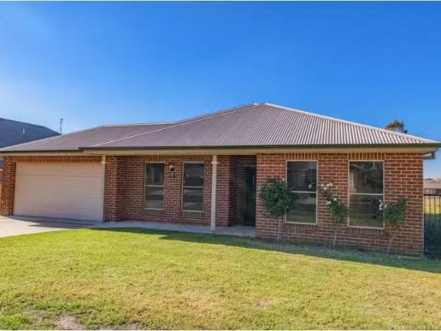 11 Emmaville Street, Orange House for rent Listed by Dearne Y.